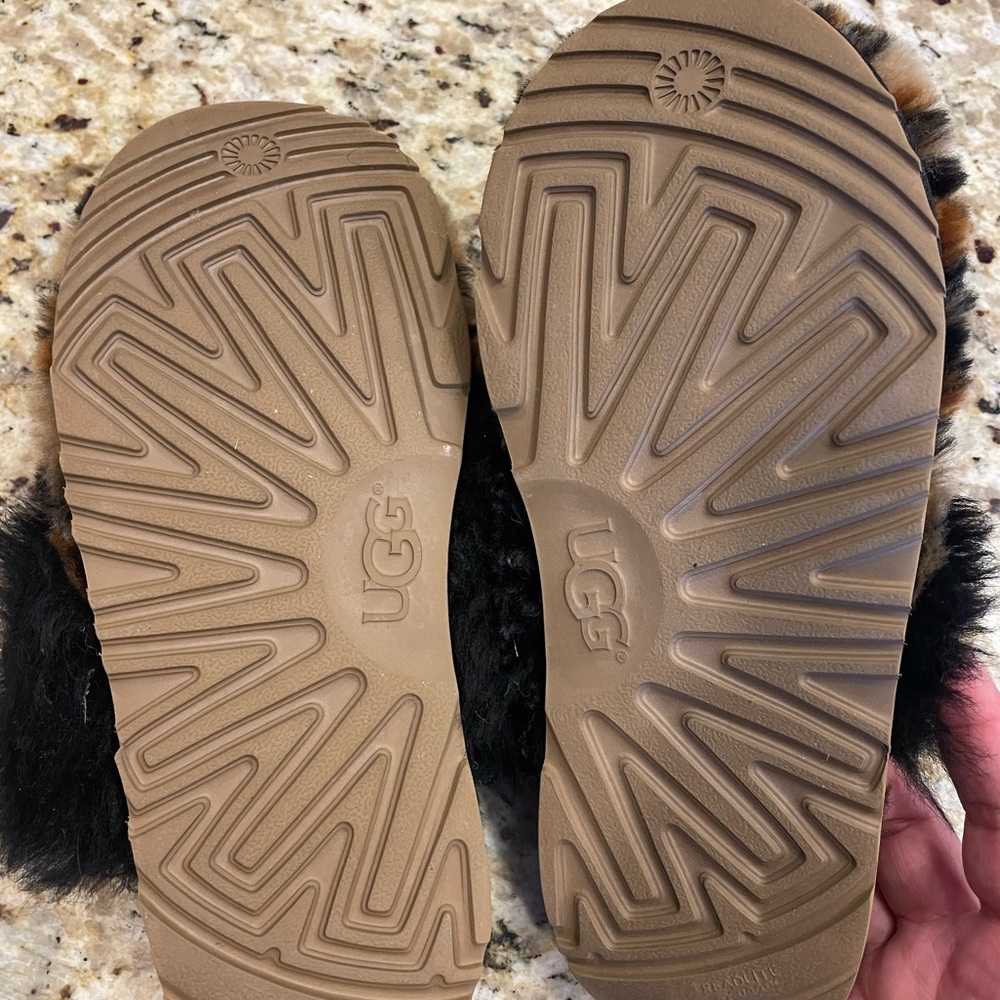 UGG Black and Tan Cheetah Print Furry Slippers- Size 5 - Picture 4 of 4